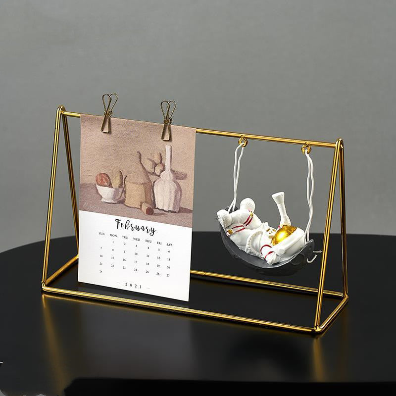Calendar astronaut cu design futurist / spațial
