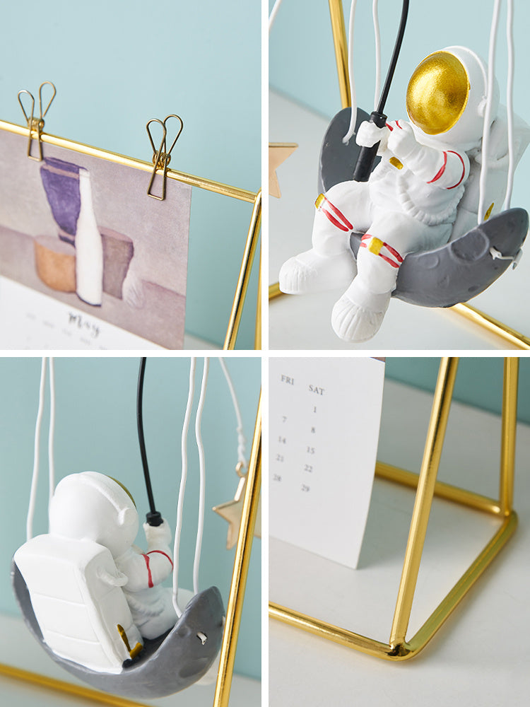 Calendar astronaut cu design futurist / spațial